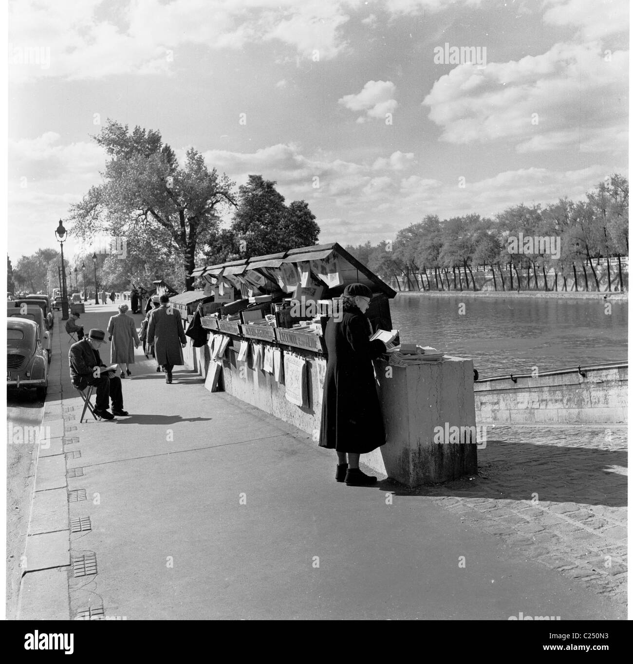 France,1950. Les cas de second hand books pour vendre reste sur les bords de la paroi sur les bords de Seine, Paris, Banque D'Images