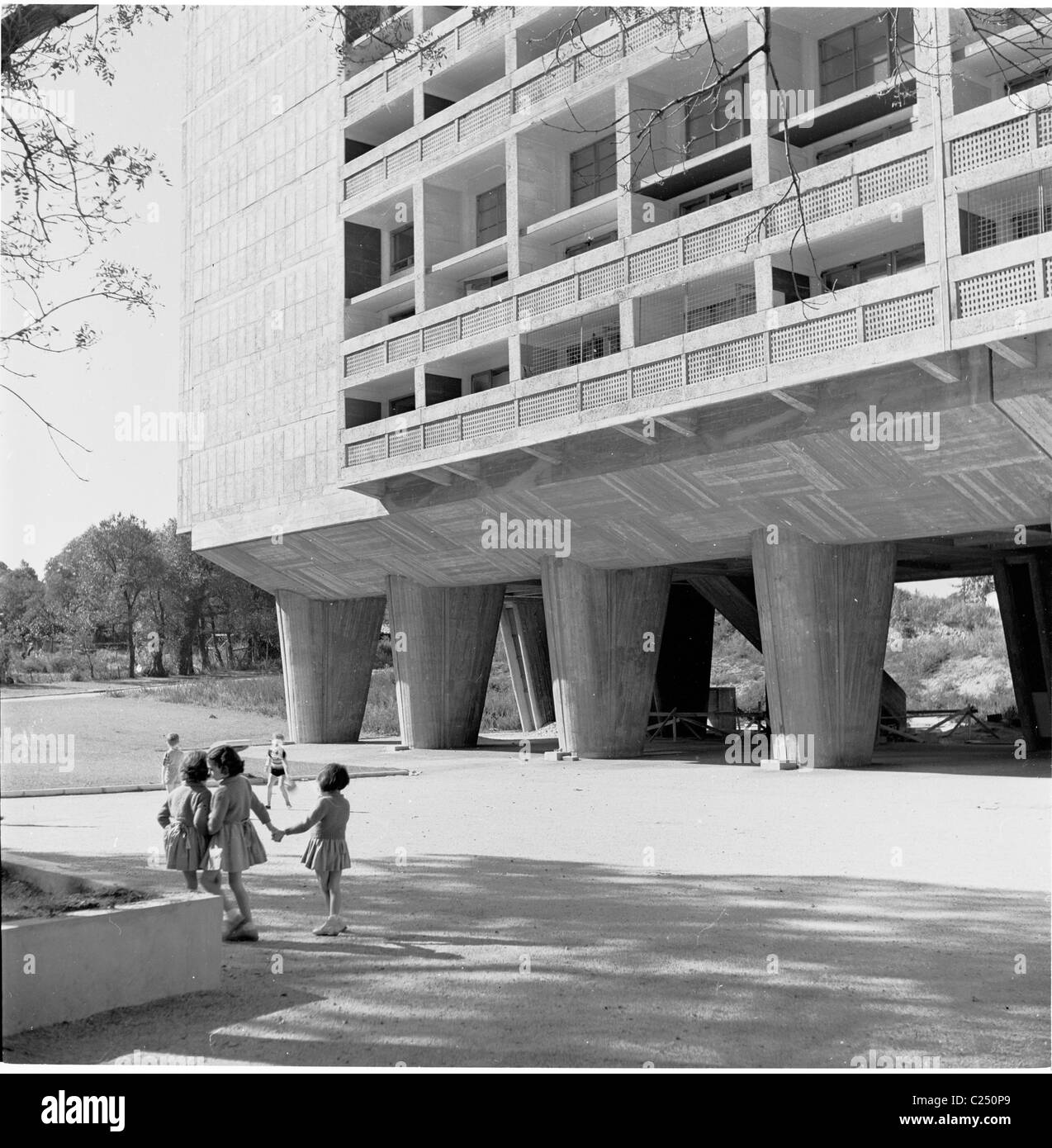 France,1960. Enfants jouant sur le trottoir devant l'Unite-de-habitation ou l'immeuble Le Corbusier à Marseille Banque D'Images