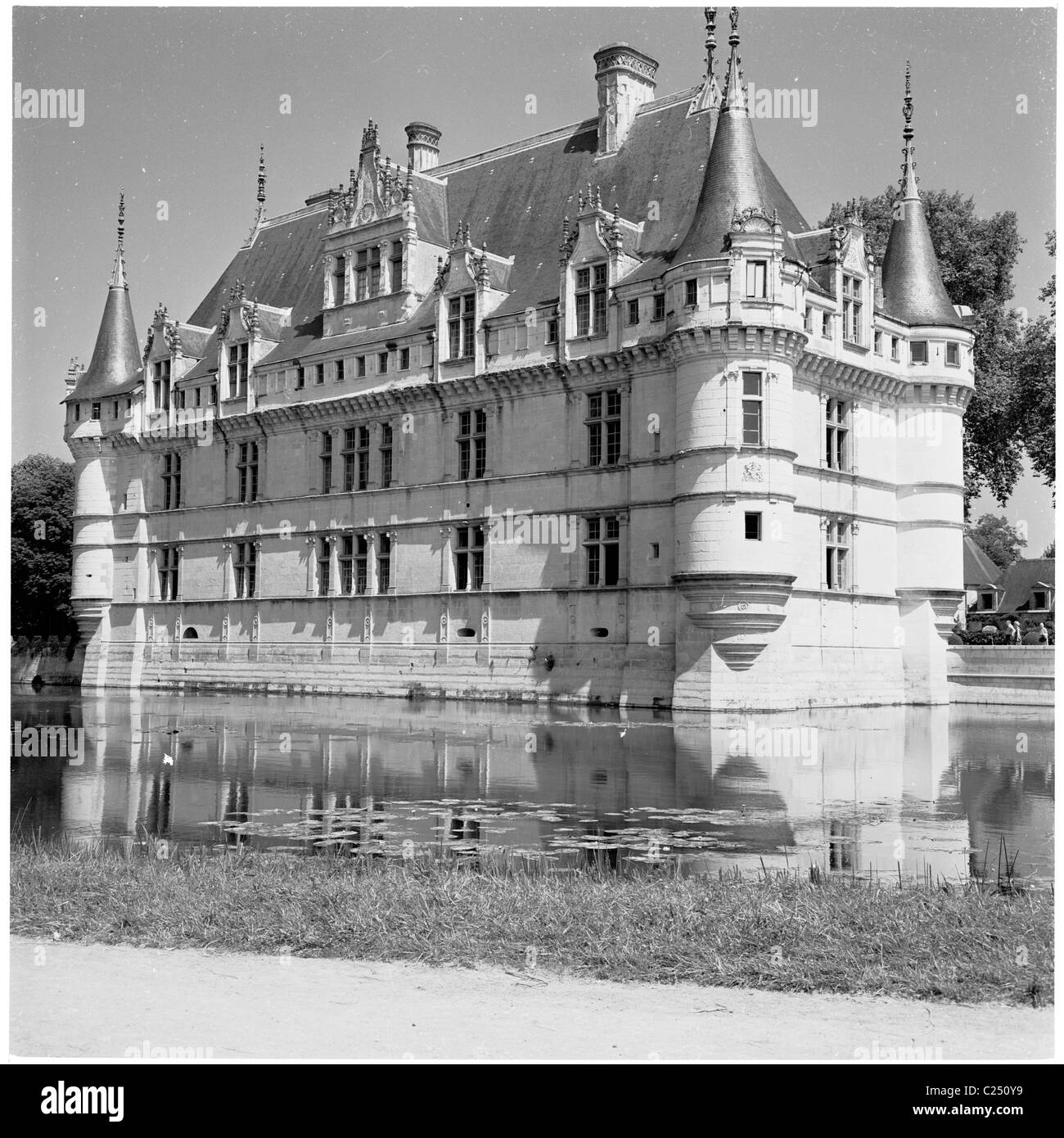 1950s, la façade sud du Château d'Azay-le-Rideau dans la vallée de la Loire, en France, un exemple classique de l'architecture de la renaissance française. Banque D'Images