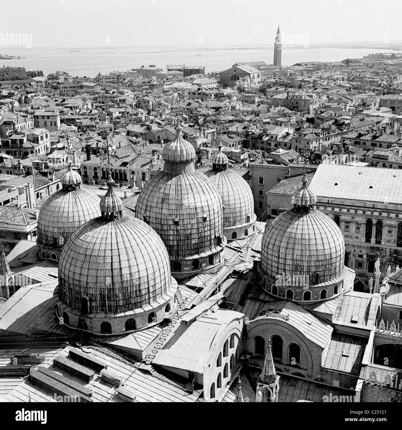 Années 1950, historique, vue sur la ville depuis les clochers de la basilique Saint-Marc, l'église la plus célèbre de Venise, Italie. Banque D'Images