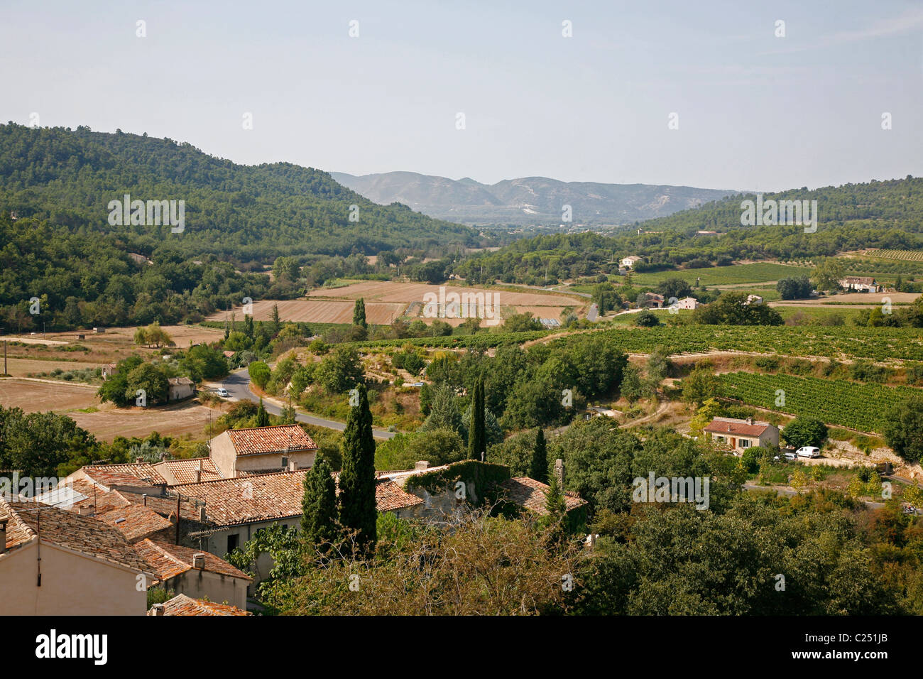 Paysage dans la région des collines du Luberon vu d'Ansouis, Vaucluse, Provence, France. Banque D'Images