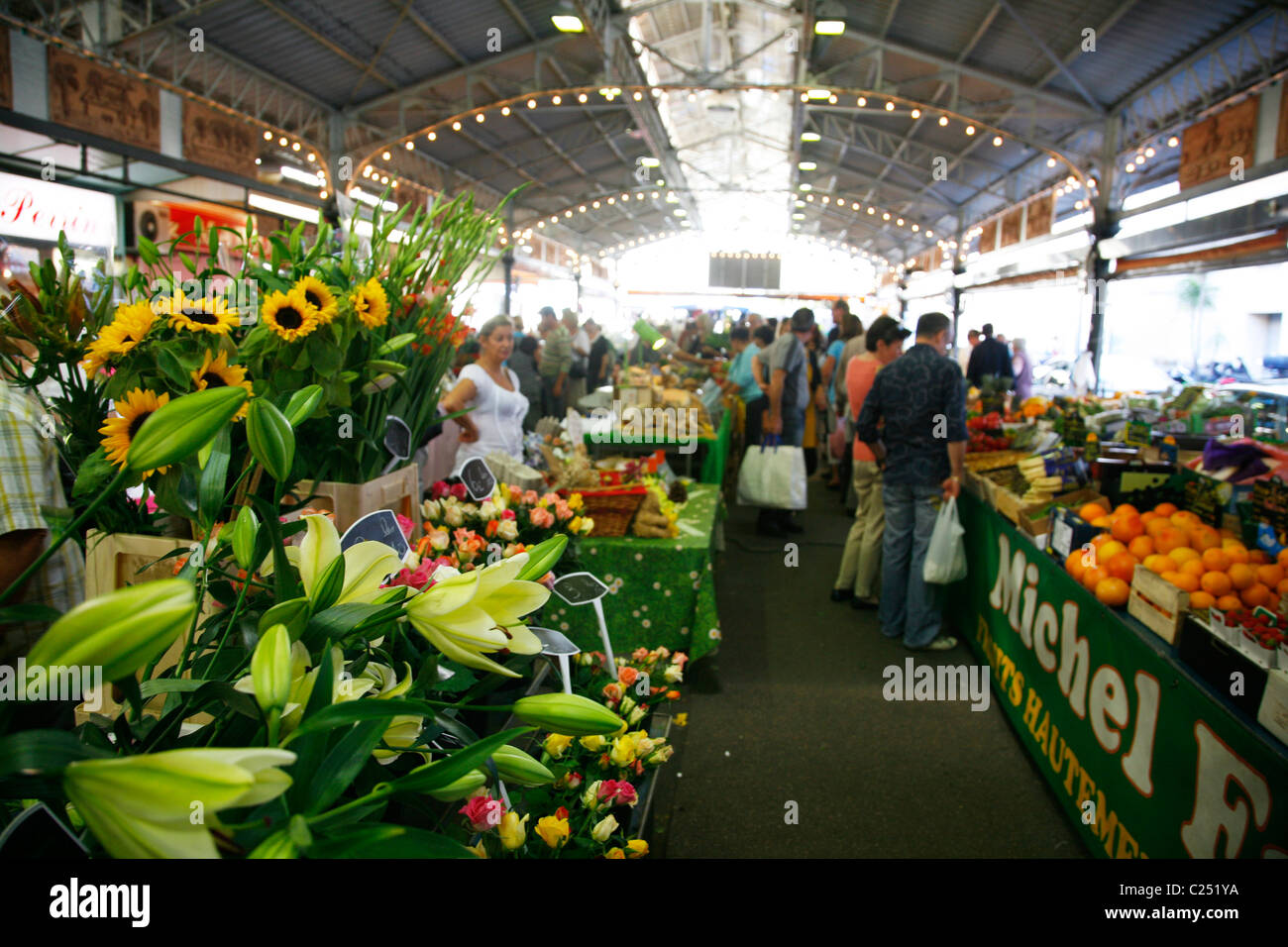 Vente de fleurs à décrochage il cours Massena marché dans la vieille ville, Antibes, Alpes Maritimes, Provence, France. Banque D'Images