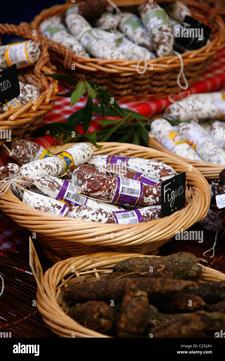 Saucisses locales vendus sur le marché, Orange, Vaucluse, Provence, France. Banque D'Images