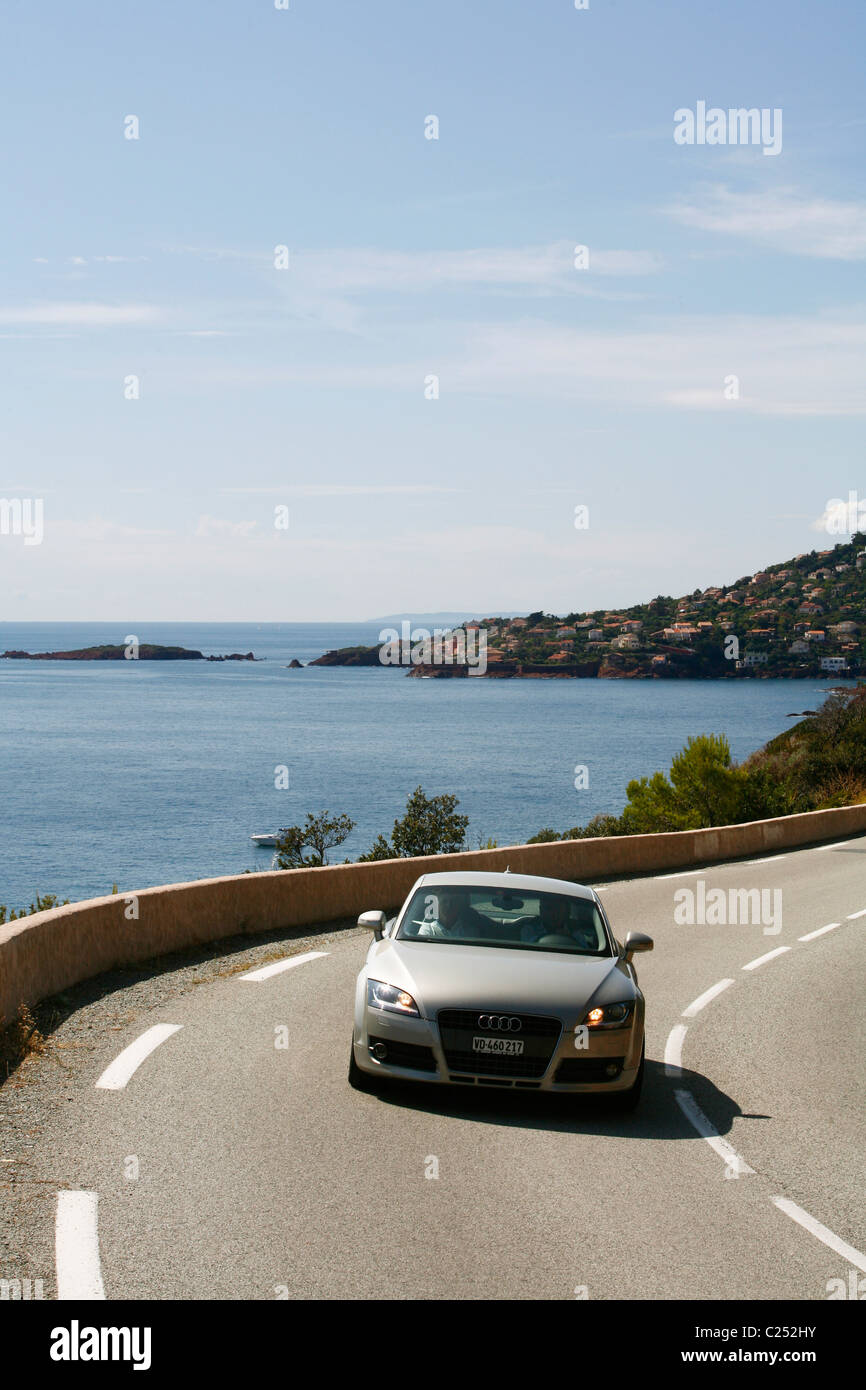 Voiture roulant le long de la côte de la route de l'Esterel, Var, Provence, France. Banque D'Images