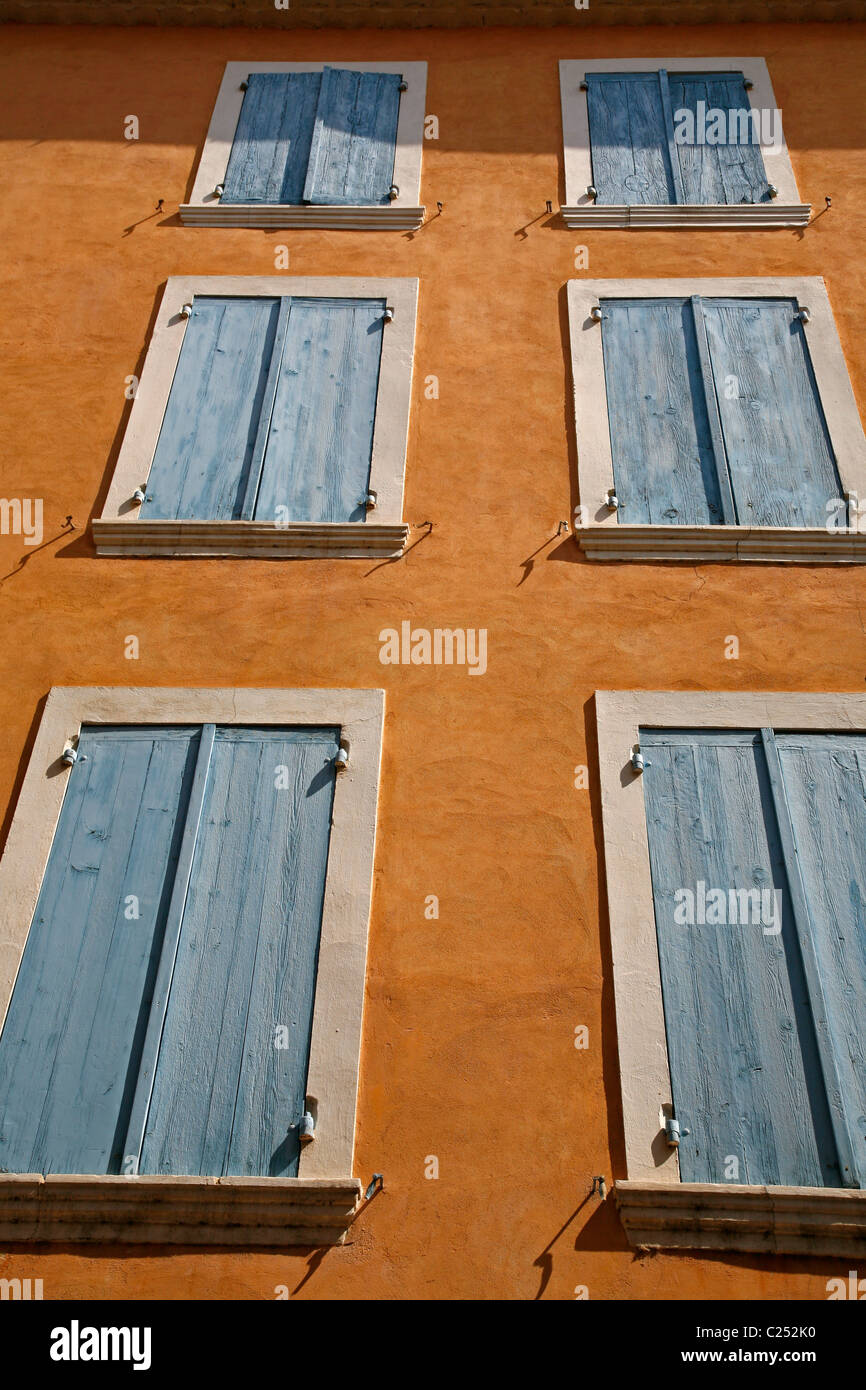 Des fenêtres à volets, Orange, Provence, France. Banque D'Images