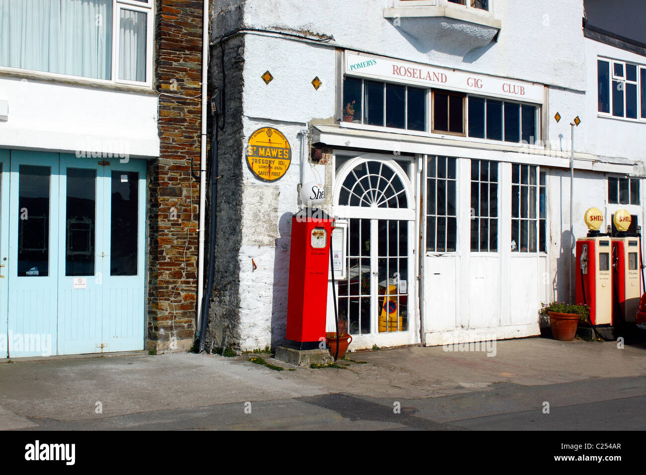Pompes à essence à l'ANCIENNE À St MAWES. CORNWALL UK. Banque D'Images