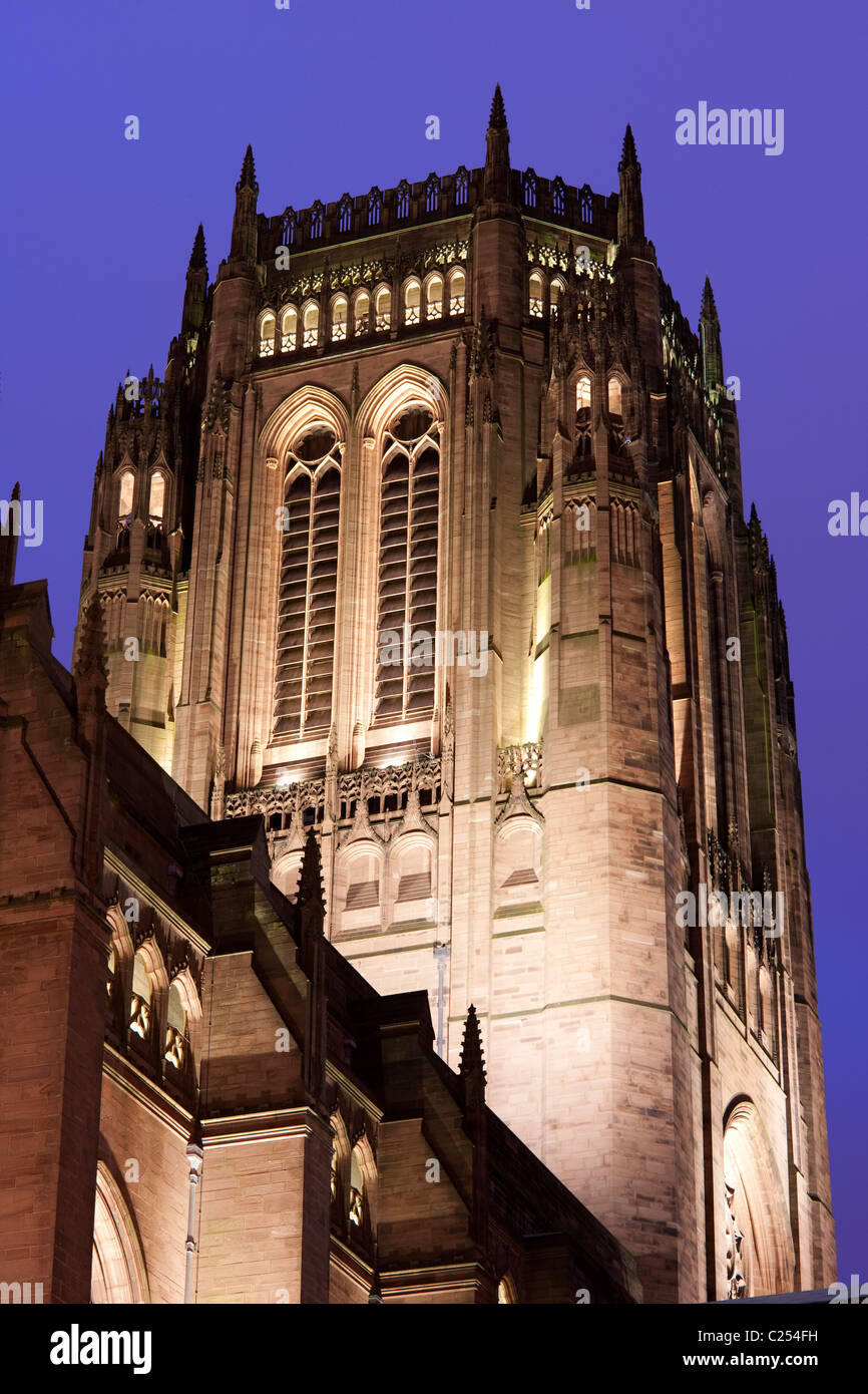 Nuit à l'extérieur de la cathédrale de Liverpool, Liverpool Banque D'Images