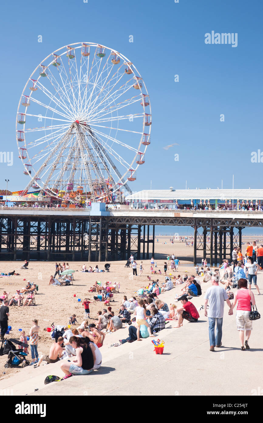 Étapes à la plage de Blackpool et la célèbre jetée dans le Lancashire, Angleterre, RU Banque D'Images