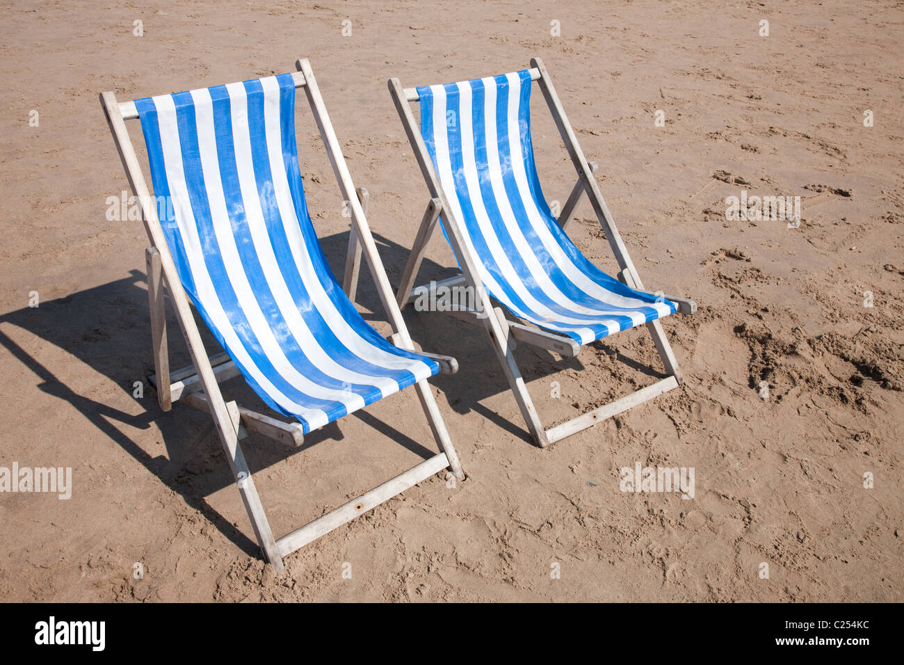 Chaises vides sur la promenade de la plage de Blackpool, dans le Lancashire, Angleterre, RU Banque D'Images