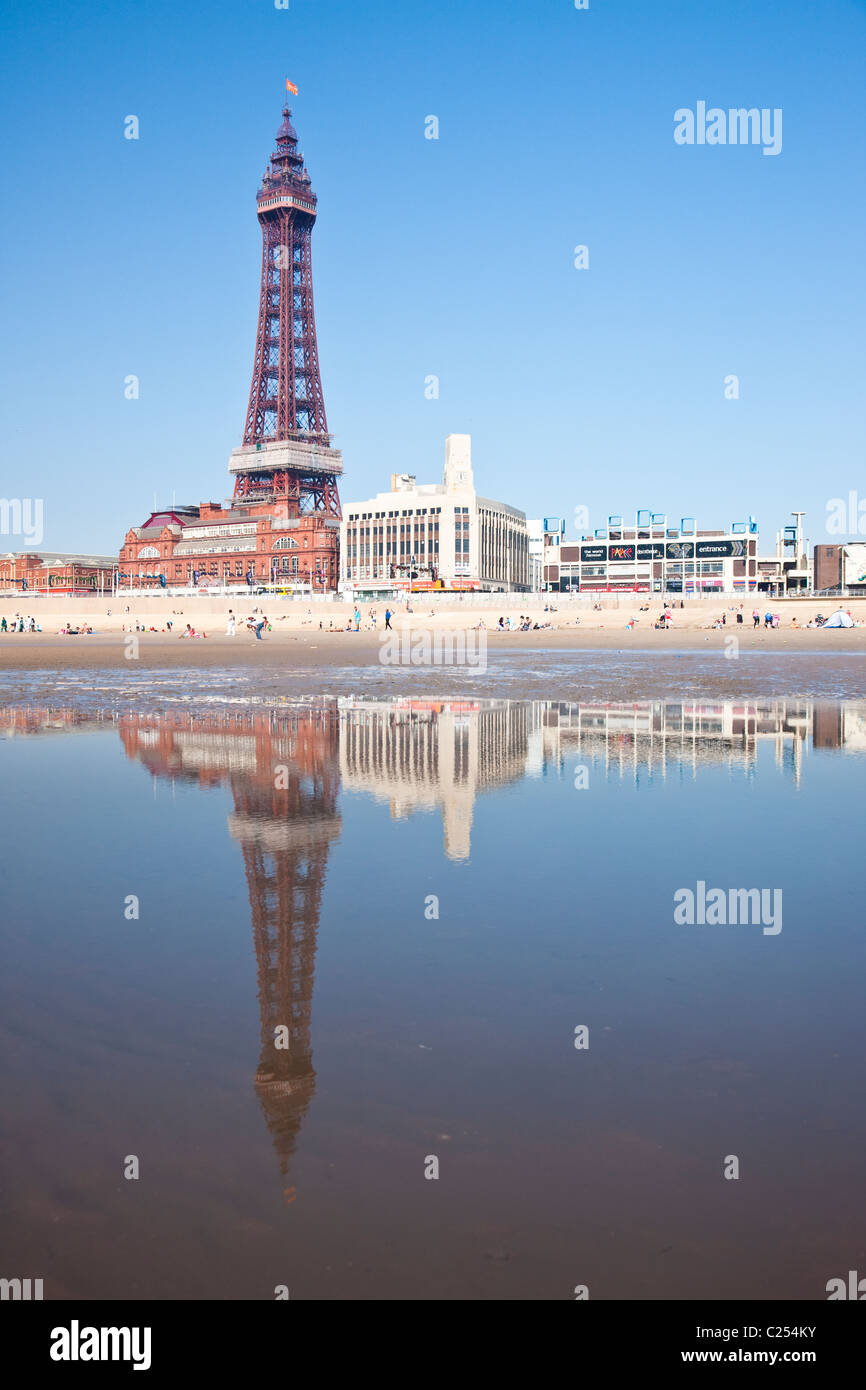 La tour de Blackpool à plage de Blackpool, dans le Lancashire, Angleterre, RU Banque D'Images