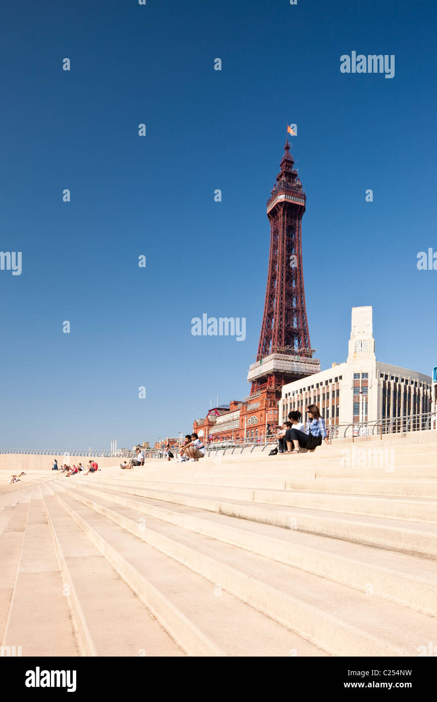 La tour de Blackpool sur les étapes à la plage de Blackpool, dans le Lancashire, Angleterre, RU Banque D'Images