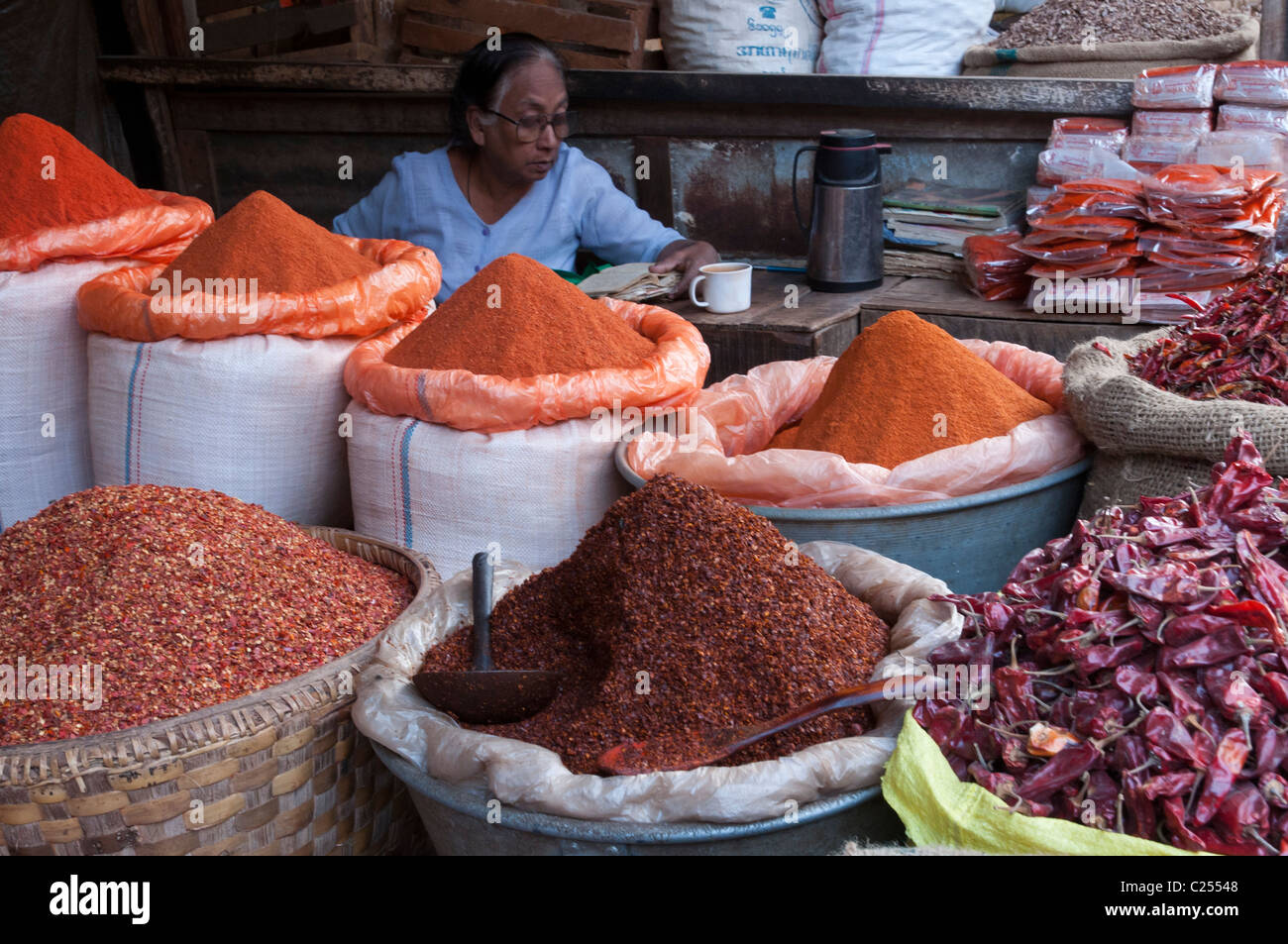Femme vendant du paprika. Zeigyo marché. Mandalay. Myanmar Banque D'Images