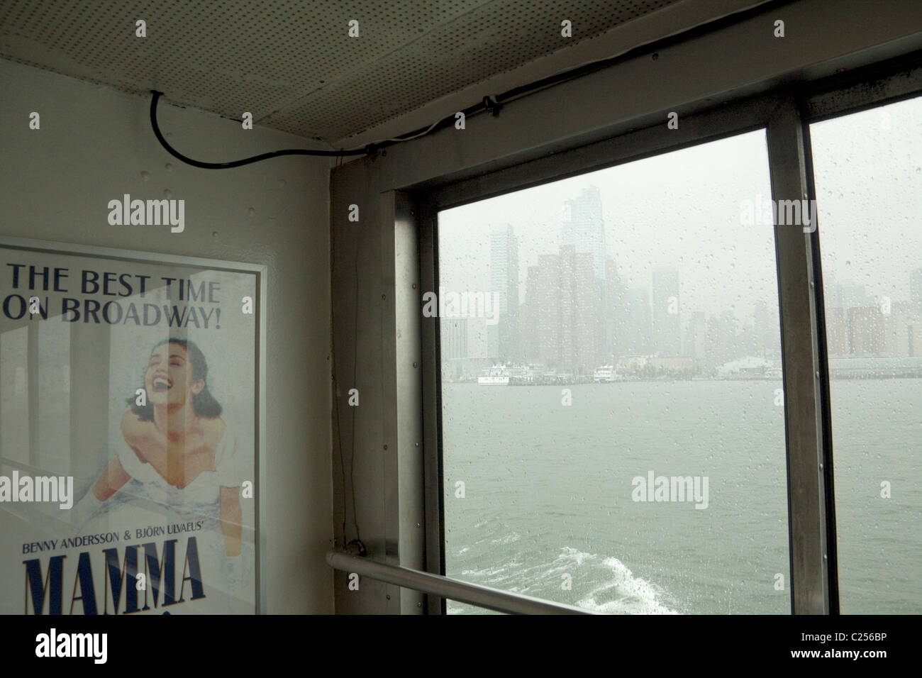 Ferry affiche de Mamma Mia New York Broadway pluie Banque D'Images