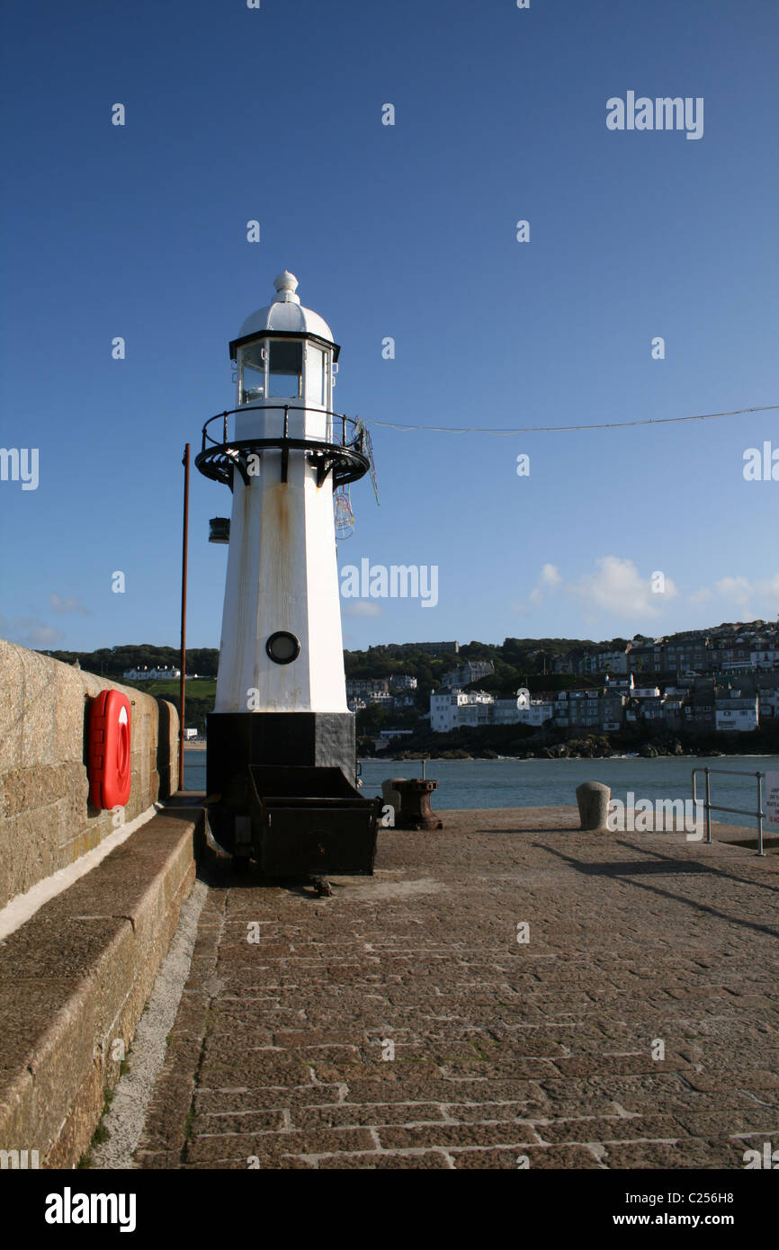 Le phare de Smeaton's Pier, à St Ives, Cornwall, Angleterre Banque D'Images