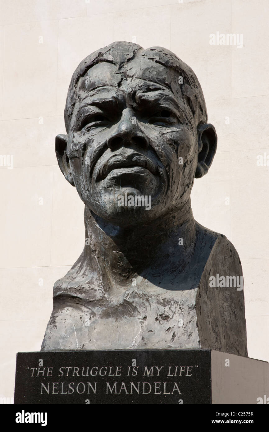 Statue de Nelson Mandela à l'extérieur de la salle des fêtes au South Bank Centre Banque D'Images