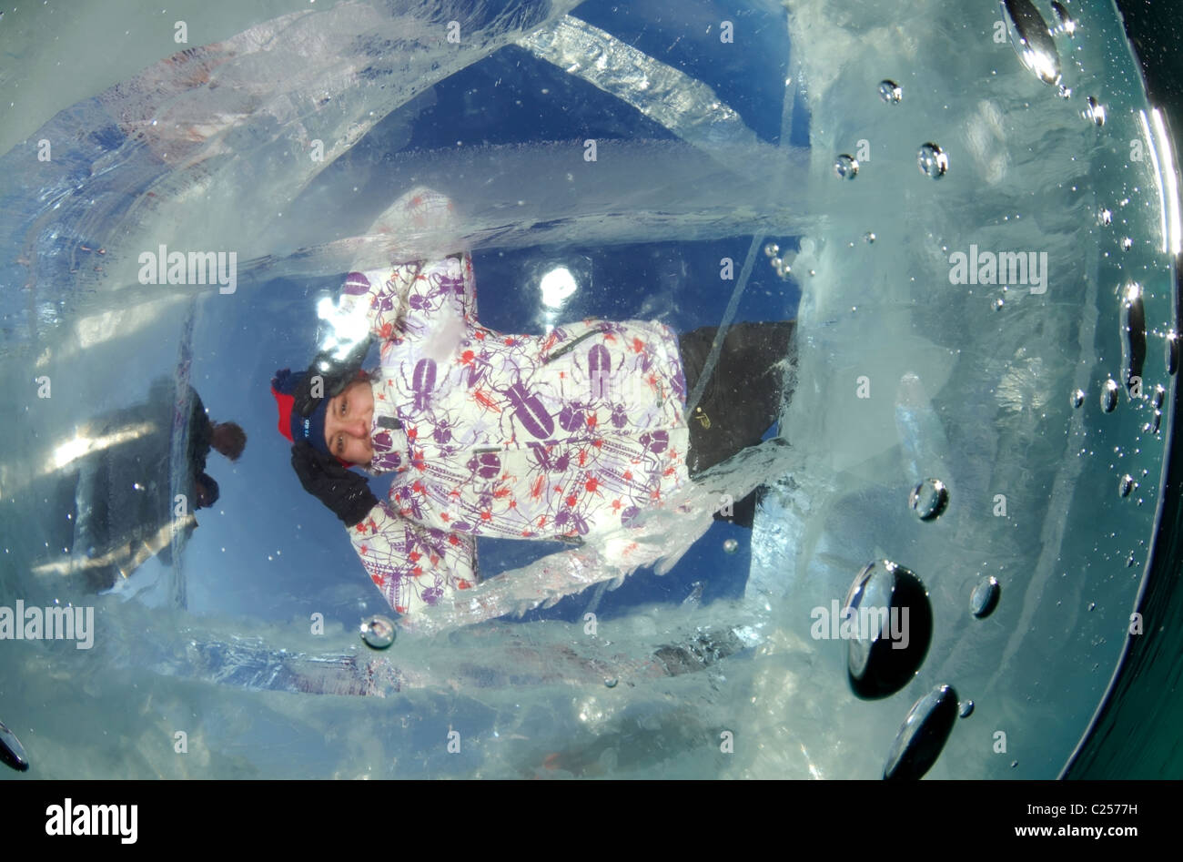 La femme regarde à travers la glace. le lac Baïkal, en Sibérie, la Russie, l'île Olkhon. Banque D'Images