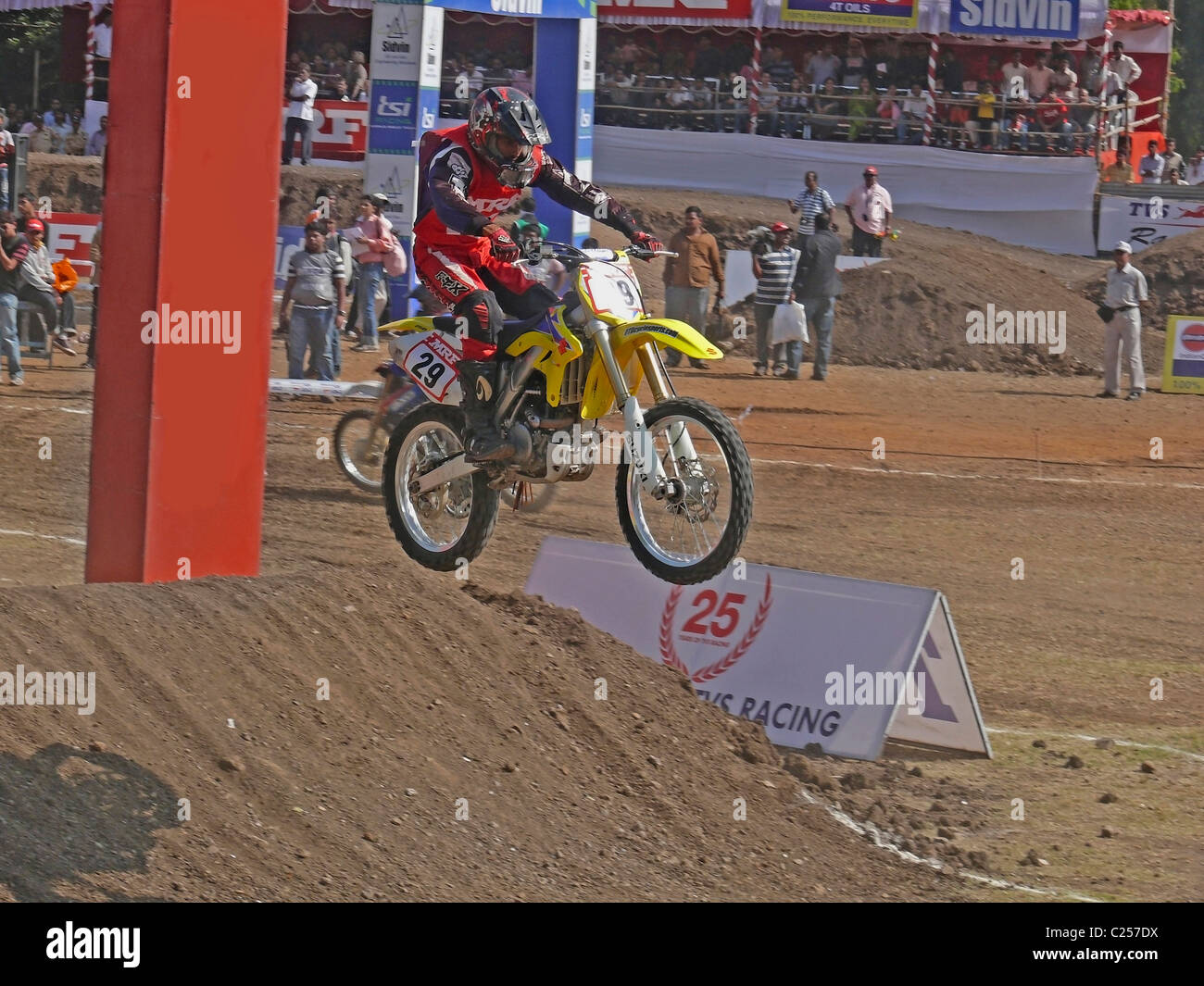 Rider Motocross effectuant un saut sur une moto, Pune, Maharashtra, Inde Banque D'Images