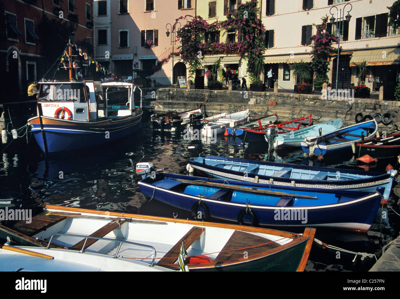 Le petit bateau de Limone LIMONE, le port, le lac de Garde, Italie Banque D'Images