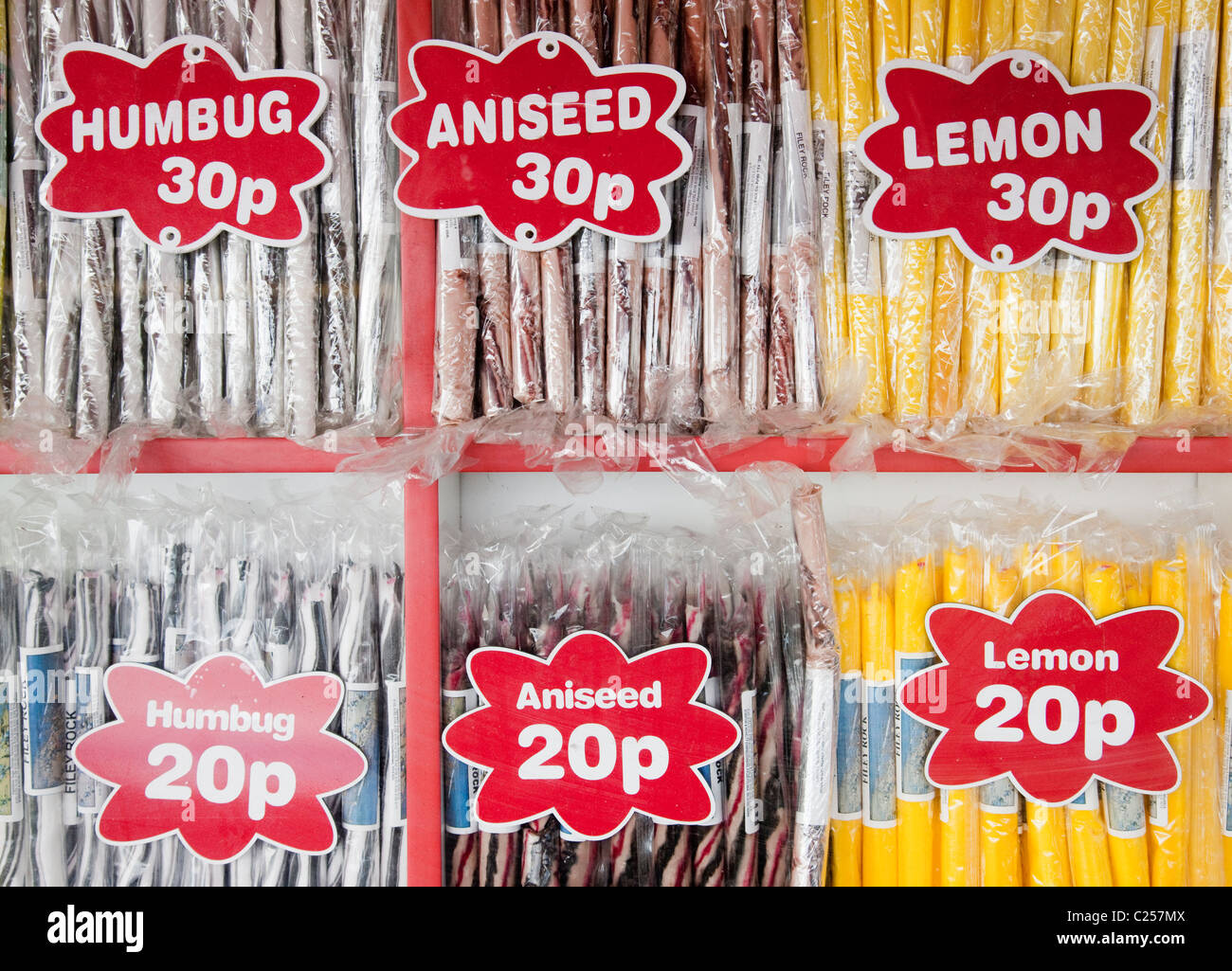 Bâtons colorés rock dans une vitrine sur l'esplanade de St Francis Bay, East Yorkshire Banque D'Images