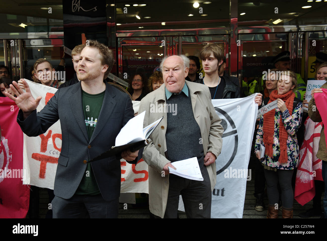 Usa, l'anti-coupures groupe action directe, Oxford Street, London 2011 Banque D'Images