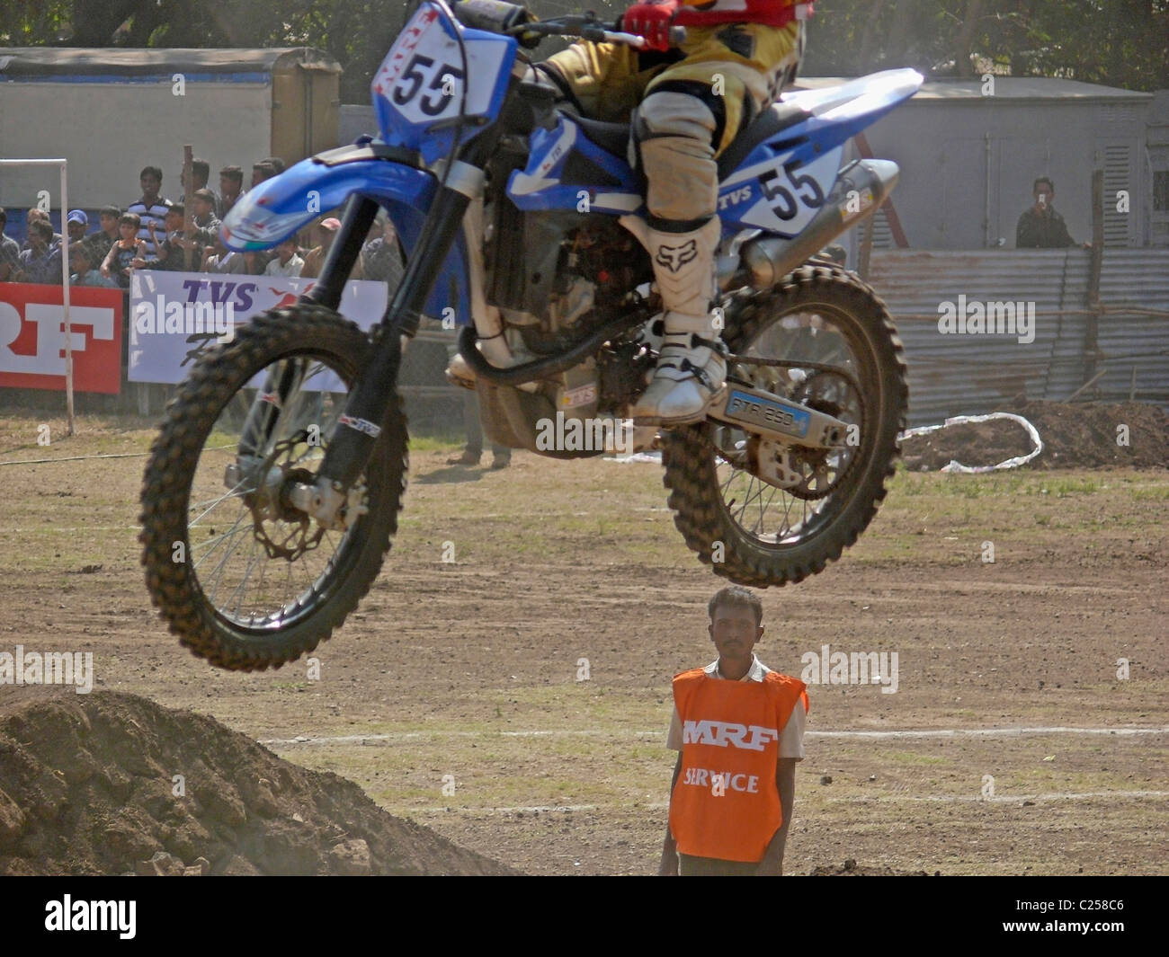 Rider Motocross effectuant un saut sur une moto, Pune, Maharashtra, Inde Banque D'Images