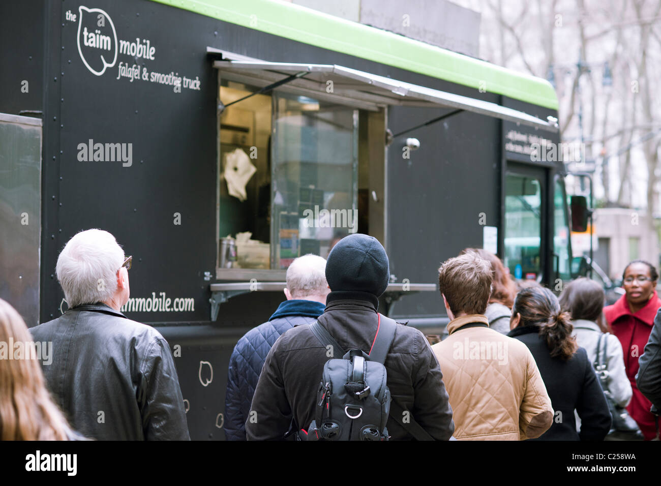 Les clients jusqu'à la ligne Mobile Taim camion alimentaire à New York Banque D'Images