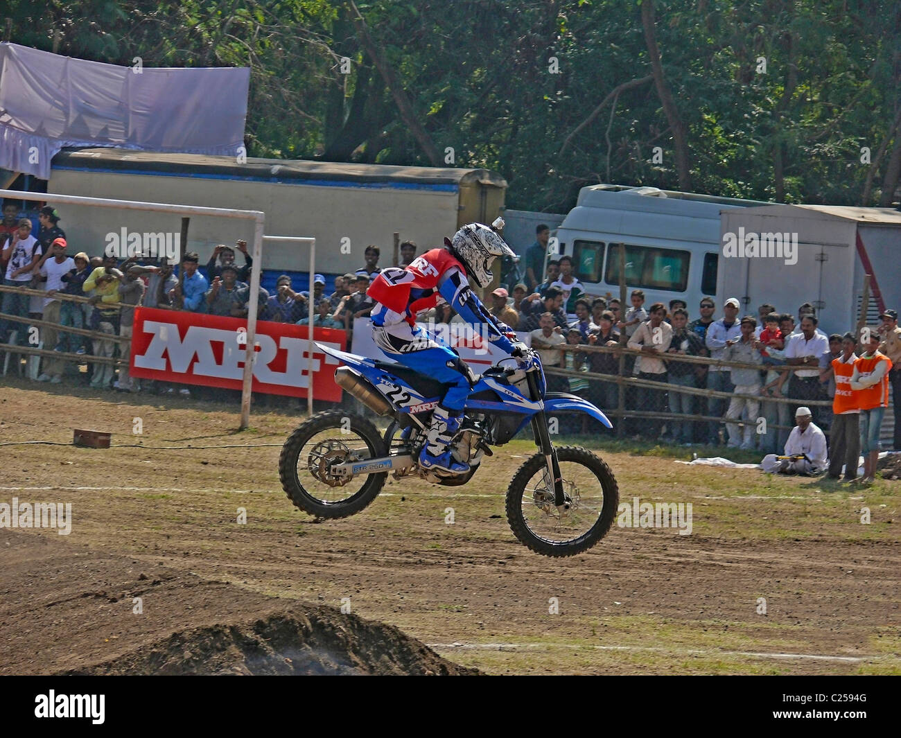 Rider Motocross effectuant un saut sur une moto, Pune, Maharashtra, Inde Banque D'Images