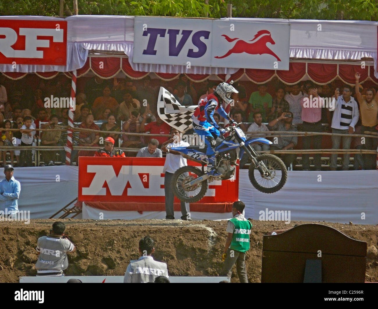 Rider Motocross effectuant un saut sur une moto, Pune, Maharashtra, Inde Banque D'Images