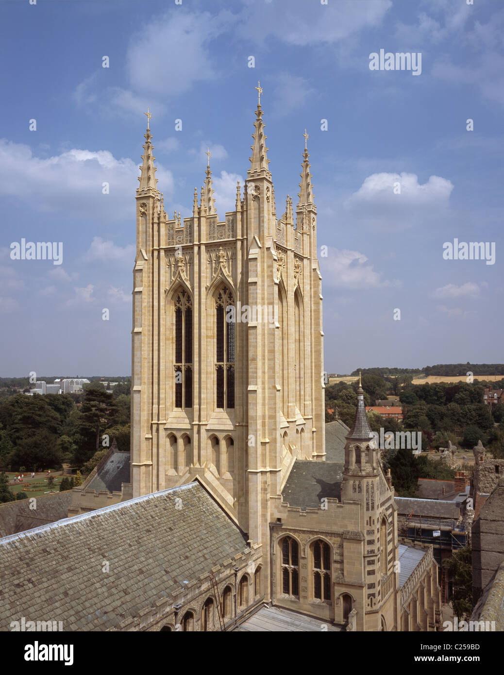 Cathédrale St Edmundsbury, Bury St Edmunds, Suffolk, Angleterre. Toit nef, transept sud et New Millennium Tower Banque D'Images
