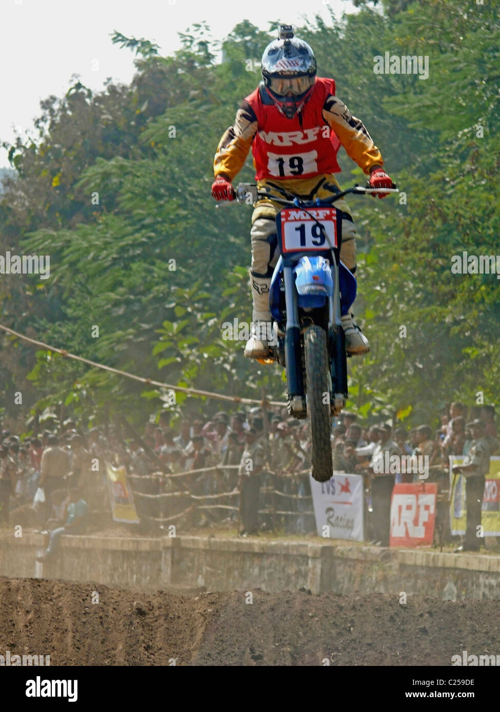 Rider Motocross effectuant un saut sur une moto, Pune, Maharashtra, Inde Banque D'Images