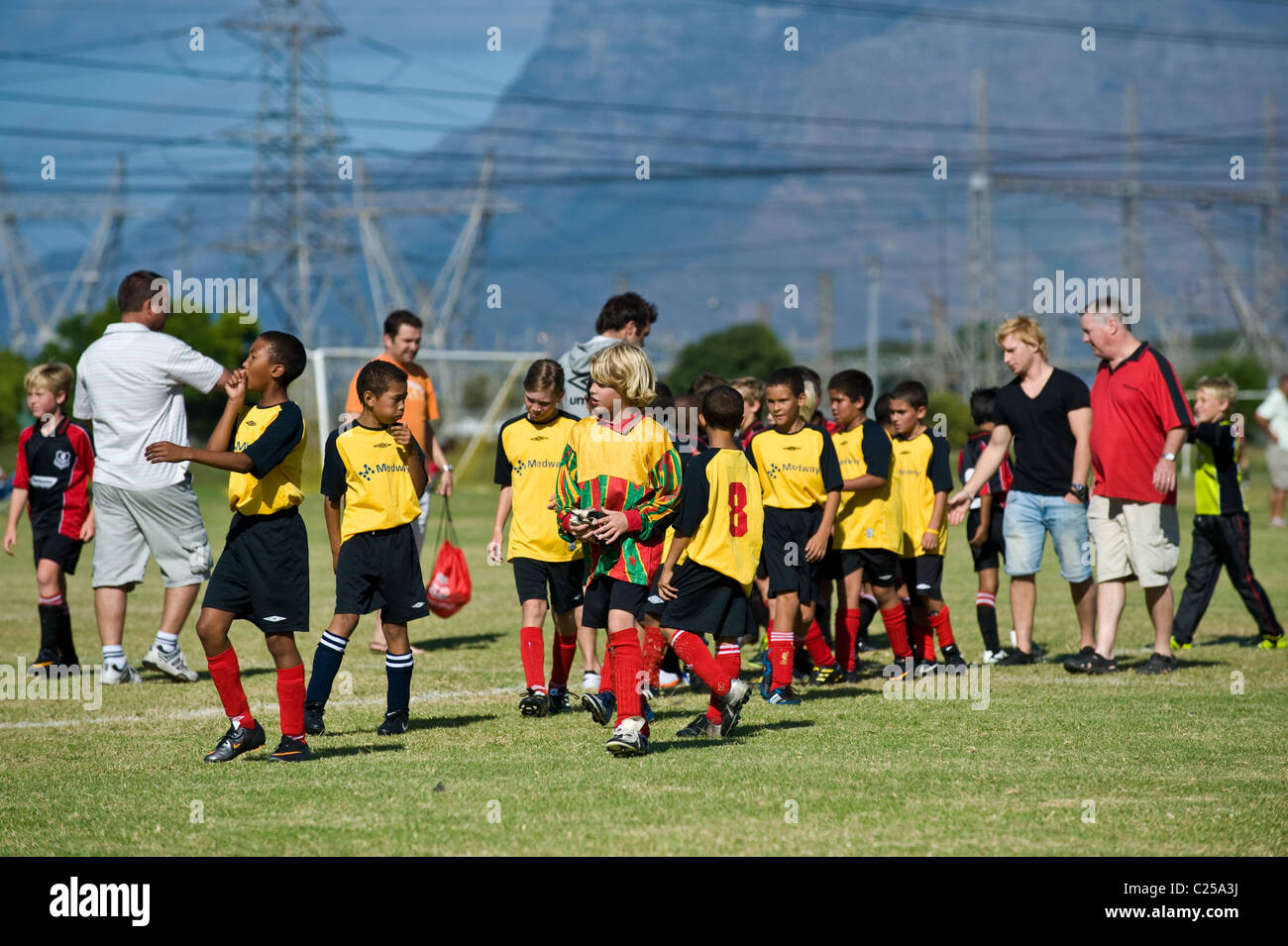 L'équipe de football des jeunes se préparent à jouer un match en Edgemead, Cape Town, Afrique du Sud Banque D'Images