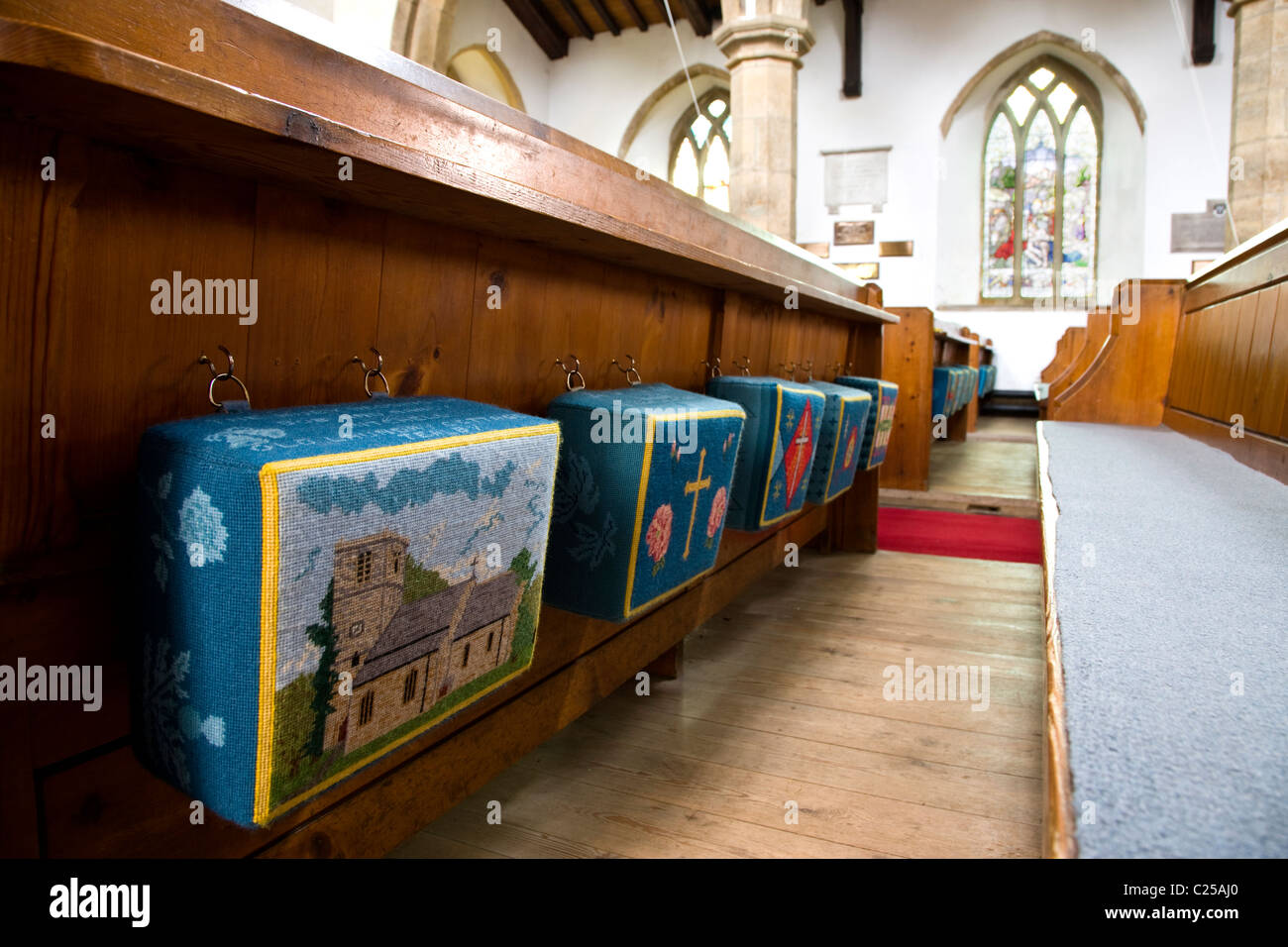 Tapisserie brodée genouillères dans All Saints Church dans Tealby Banque D'Images