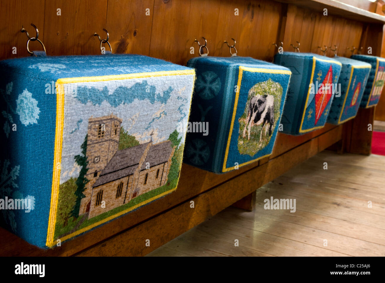 Tapisserie brodée genouillères dans All Saints Church dans Tealby Banque D'Images