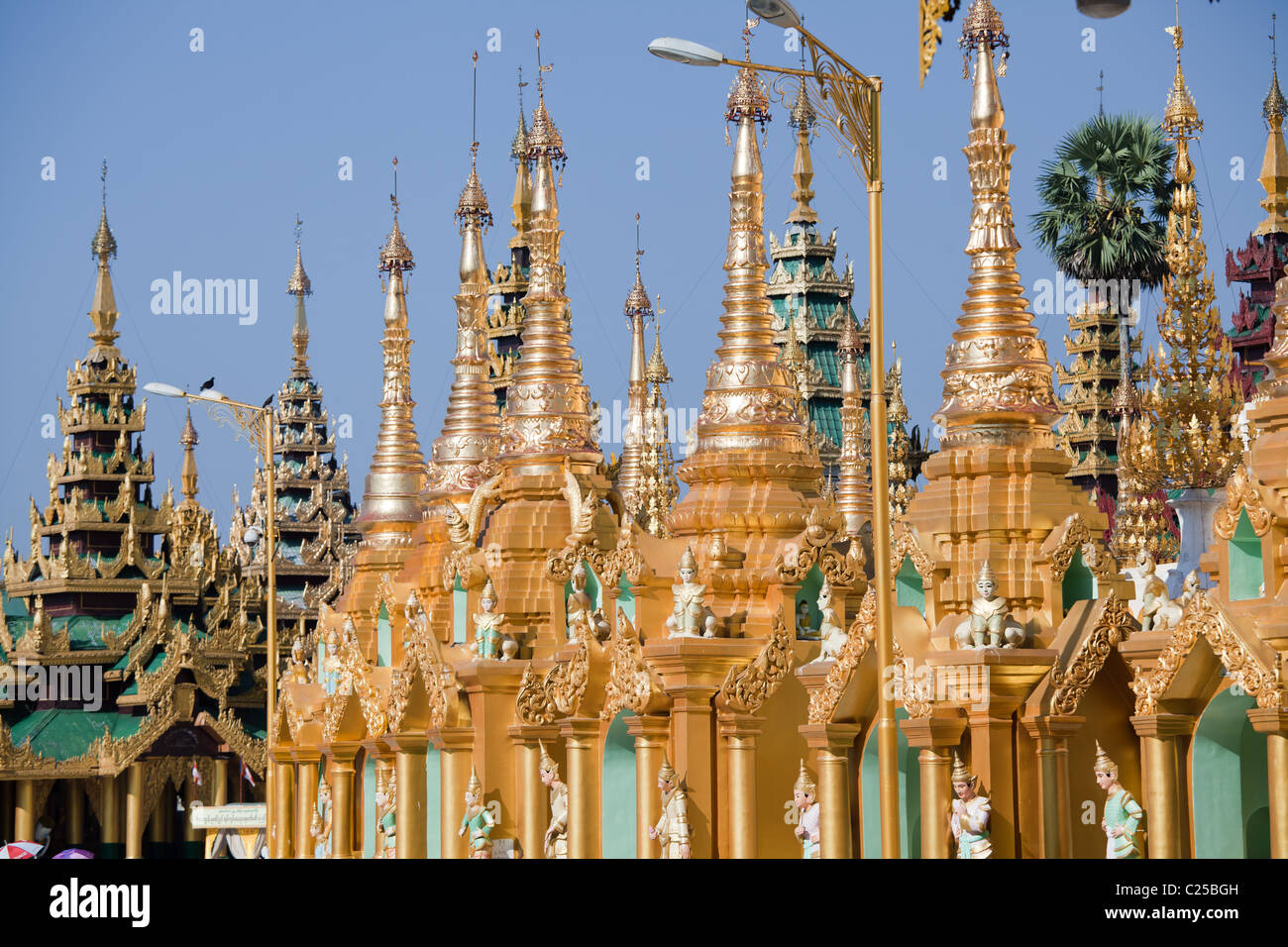 De l'intérieur le plus grand temple bouddhiste de la pagode Shwedagon, Rangoon, Birmanie. Banque D'Images