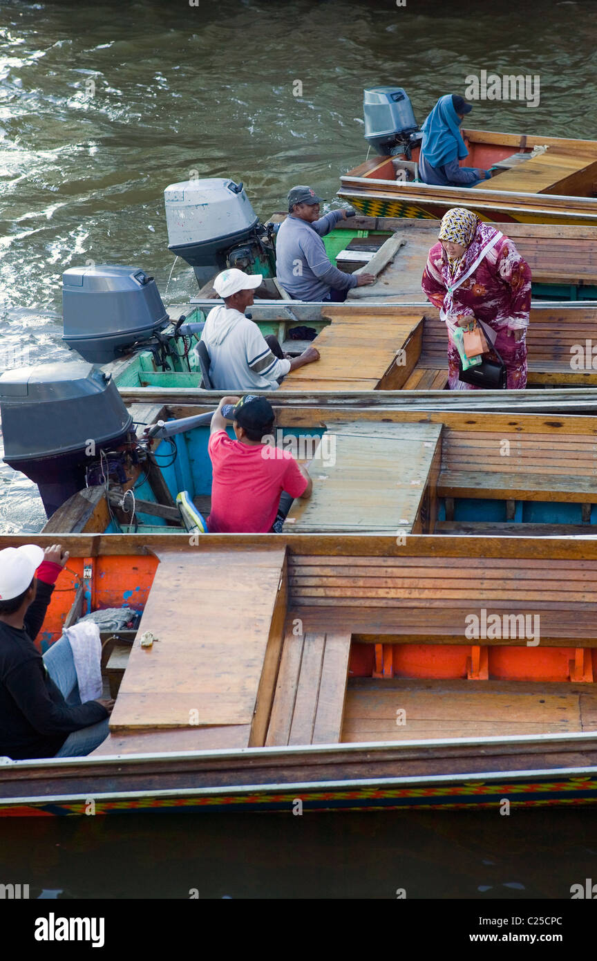 Speed-boat water taxis pour le commerce les étapes sur la rivière de Brunei à Bandar Seri Begawan, capitale de Brunei. Banque D'Images