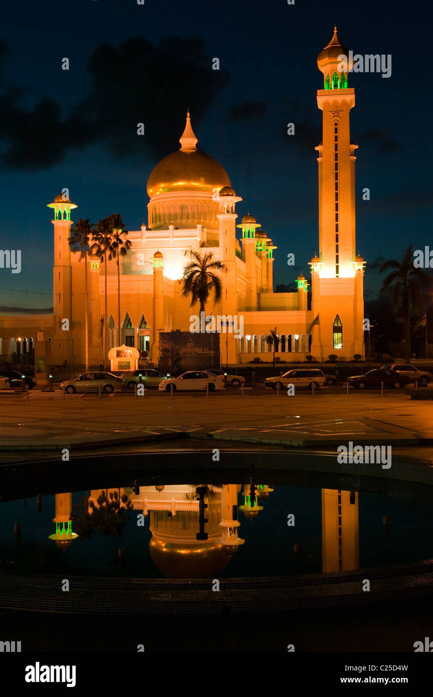 Le sultan Omar Ali Saifuddien Mosque, Bandar Seri Begawan, Brunei au crépuscule. Banque D'Images