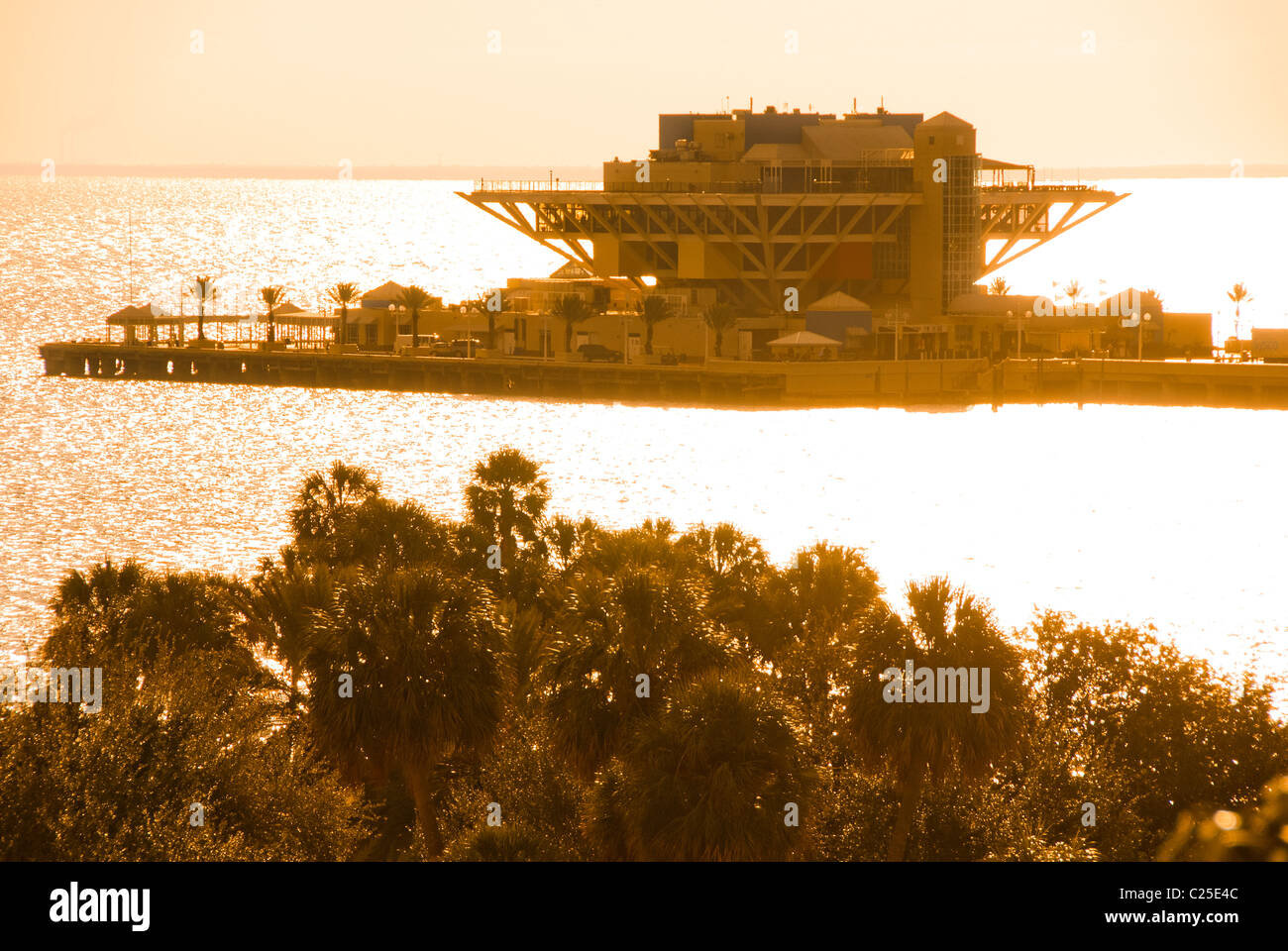 Le Saint Petersburg Pier pyramide inversée contient des boutiques, restaurants, et de l'aquarium du côté est de Saint Petersburg, Florida, USA Banque D'Images