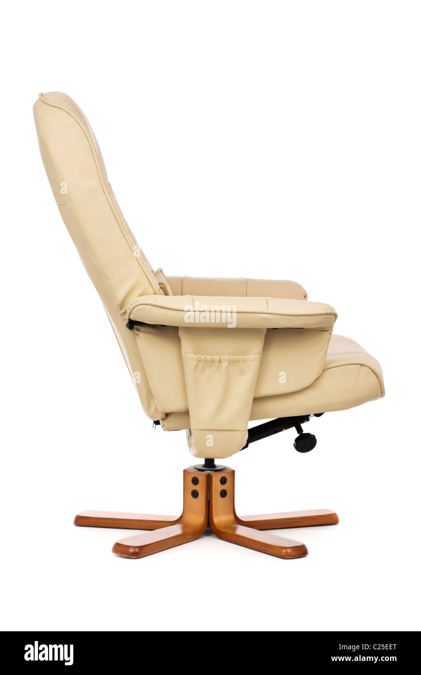 Vue de profil en cuir crème fauteuil de lecture Banque D'Images