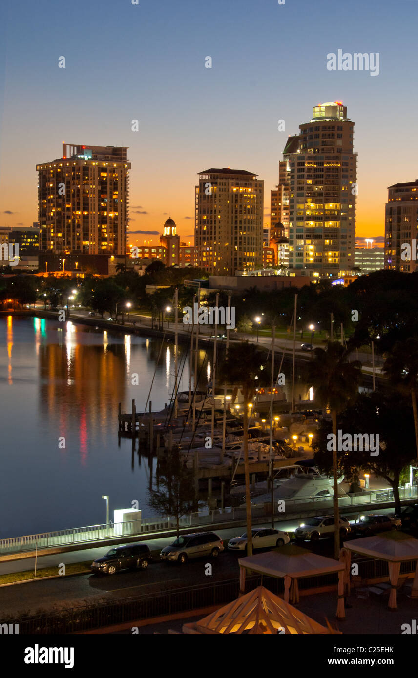 Surplombant les toits de la ville de plaisance sur Tampa Bay, début de soirée au centre-ville de Saint Petersburg, Florida, USA Banque D'Images