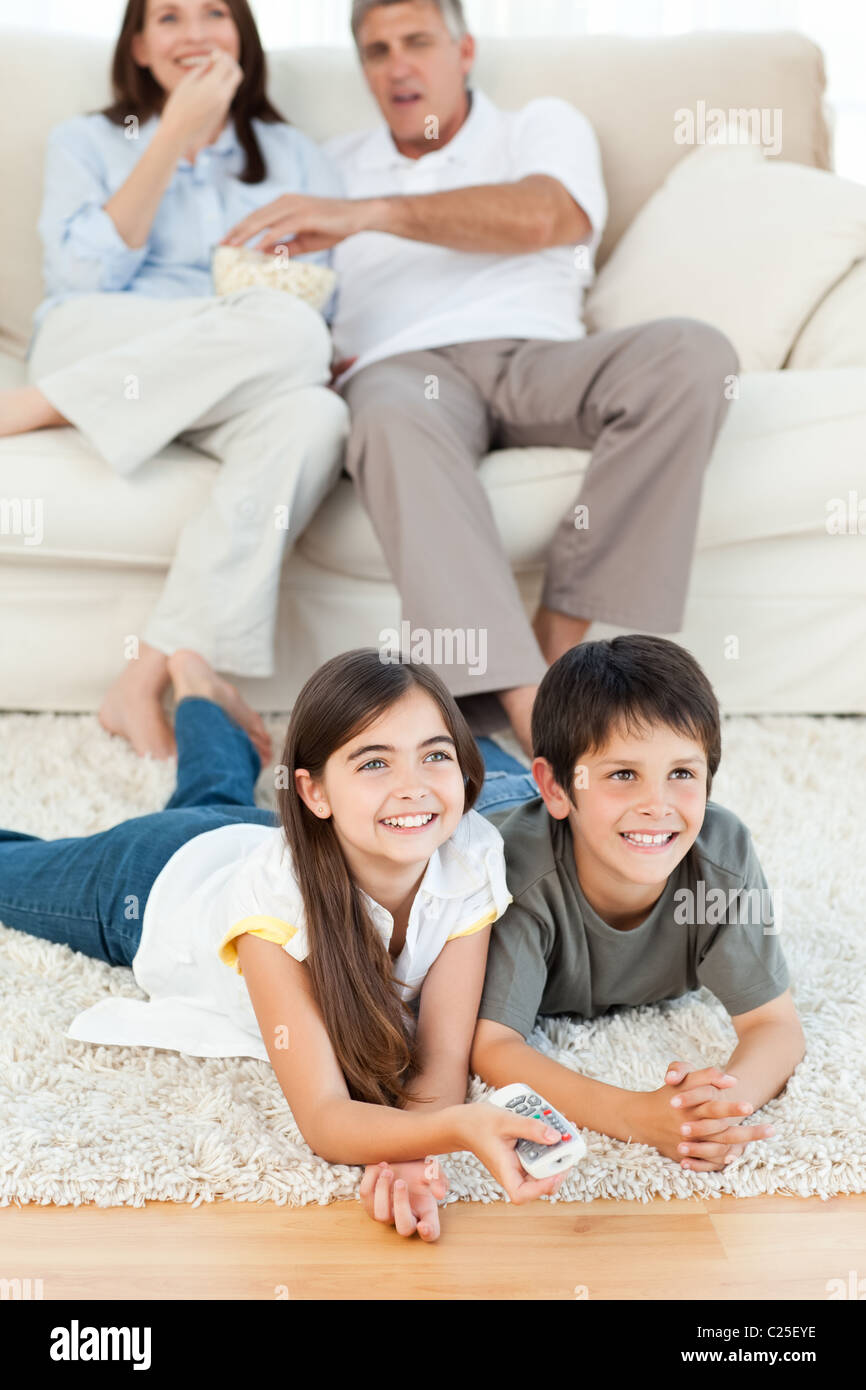 Regarder la télévision en famille dans la salle de séjour Banque D'Images
