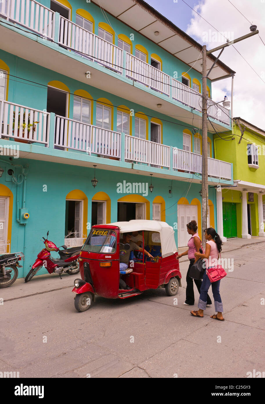 FLORES, GUATEMALA - taxi à trois roues, également connu sous le nom de Tuc Tuc. Banque D'Images