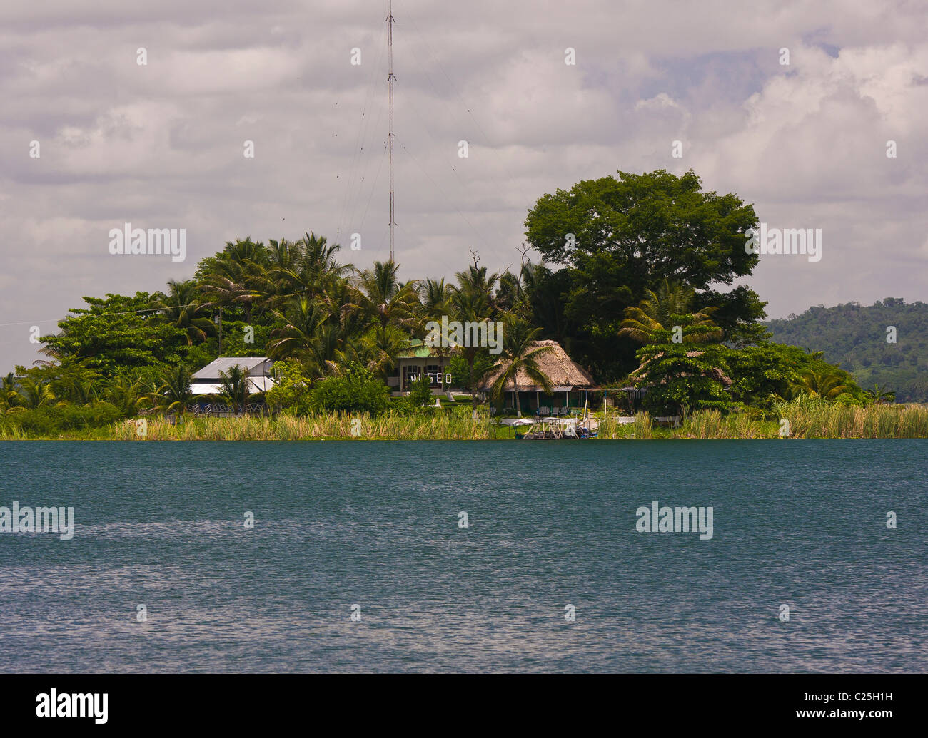 FLORES, GUATEMALA - petite île dans le lac Peten Itza, à proximité de la village colonial de Flores. Banque D'Images