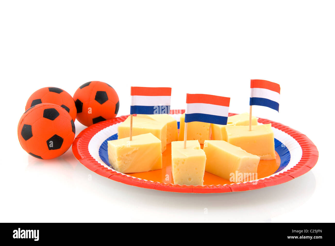 Snack-néerlandais tout en regardant la télévision au soccer Banque D'Images