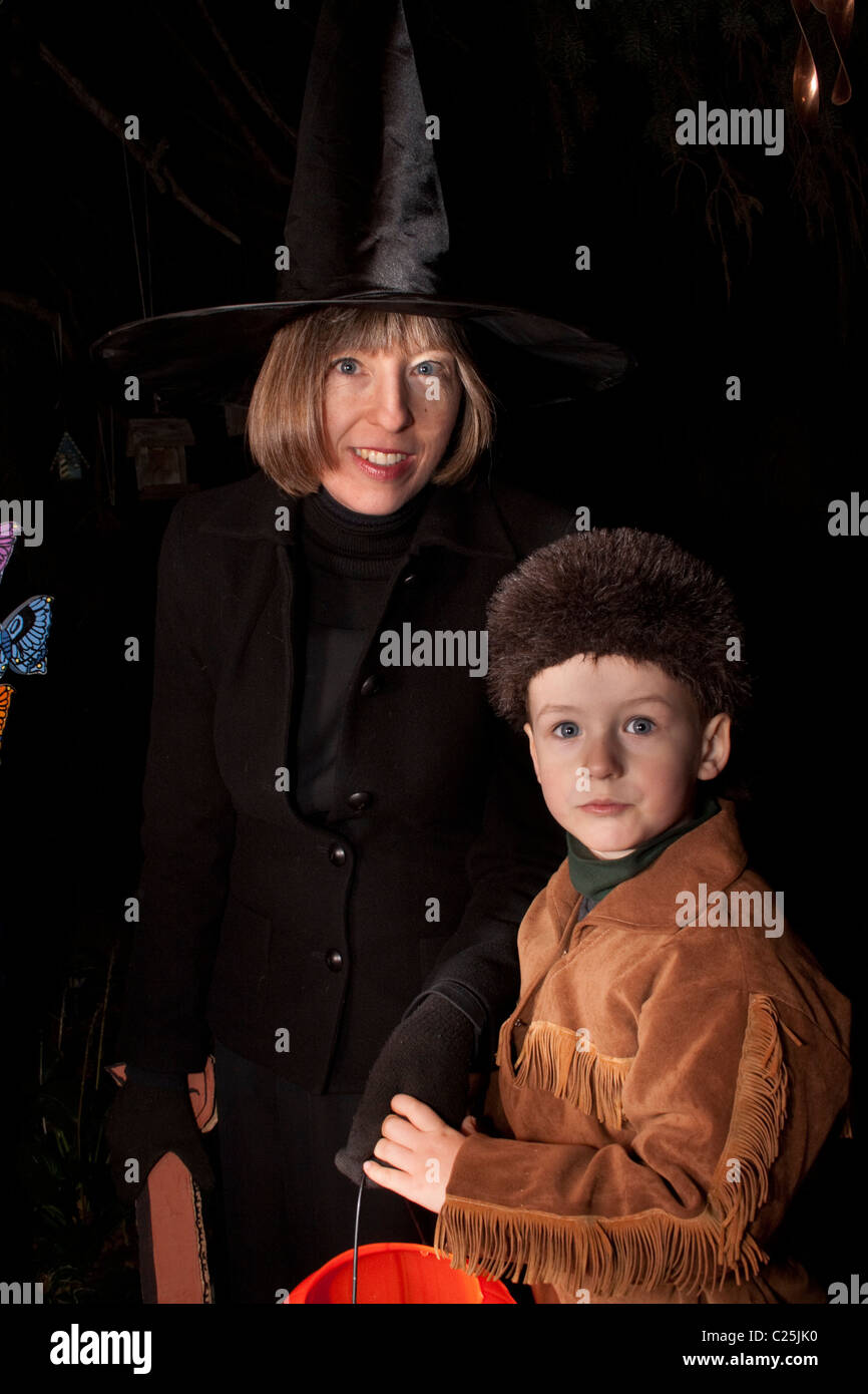 Mère et fils habillé comme une sorcière très attrayant et Daniel Boone pour Halloween et le traitement. St Paul Minnesota MN USA Banque D'Images