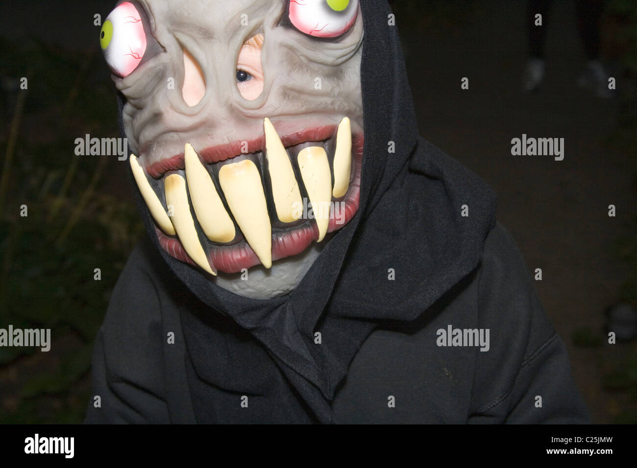 Scary Halloween ghoul avec de grandes dents trick ou traiter dans le quartier. St Paul Minnesota MN USA Banque D'Images