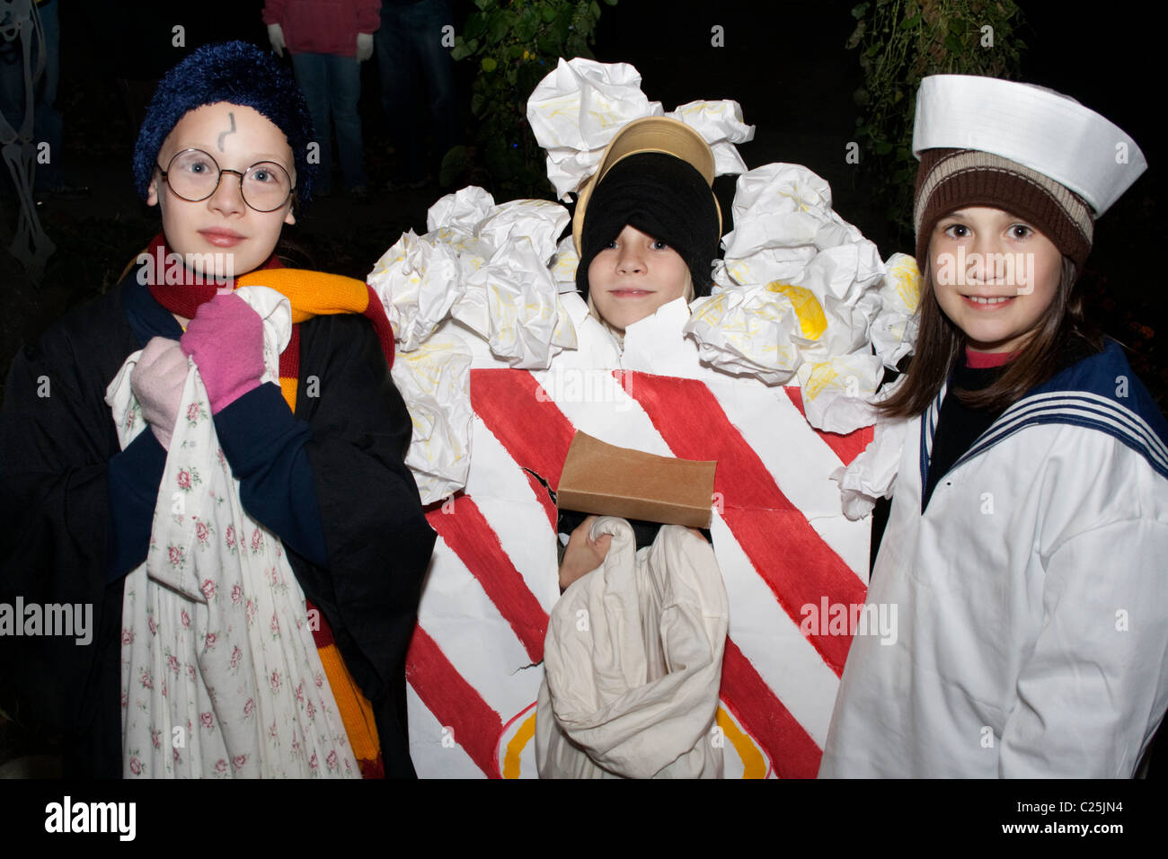 En costume d'halloween et Halloween comme Harry Potter, fort de popcorn et marin. St Paul Minnesota MN USA Banque D'Images