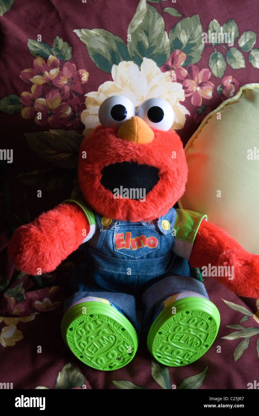 Tickle Me Elmo peluche poupée vêtue dans son propre Elmo bavoirs. Battle  Lake Minnesota MN USA Photo Stock - Alamy