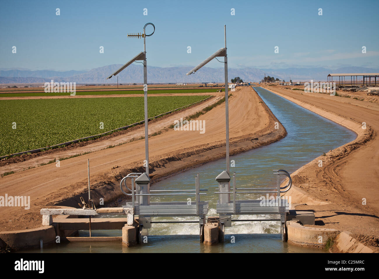 L'irrigation à énergie solaire se verrouille dans la Vallée impériale Niland, CA. Banque D'Images
