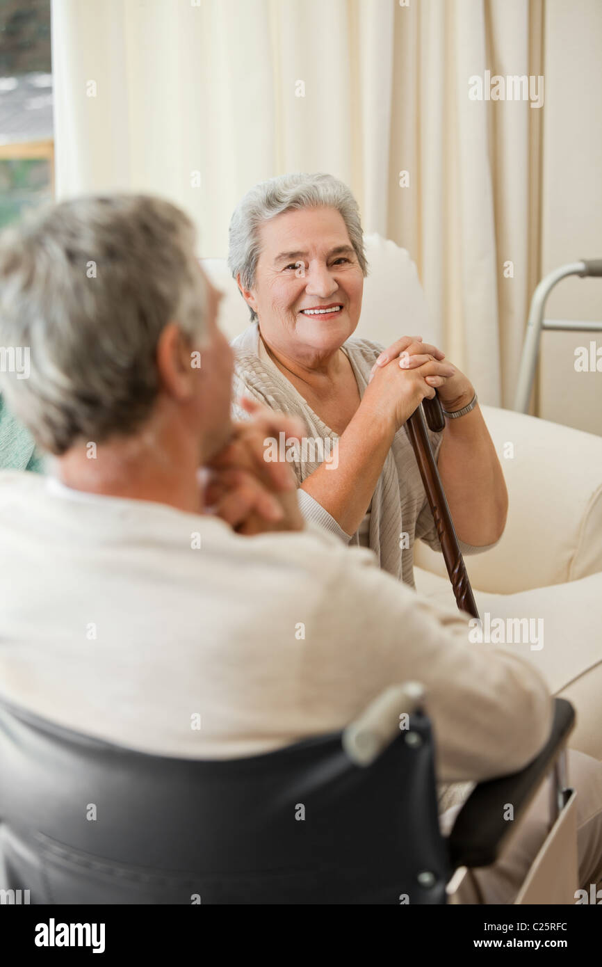 Senior couple talking dans une chambre d'hôpital Banque D'Images
