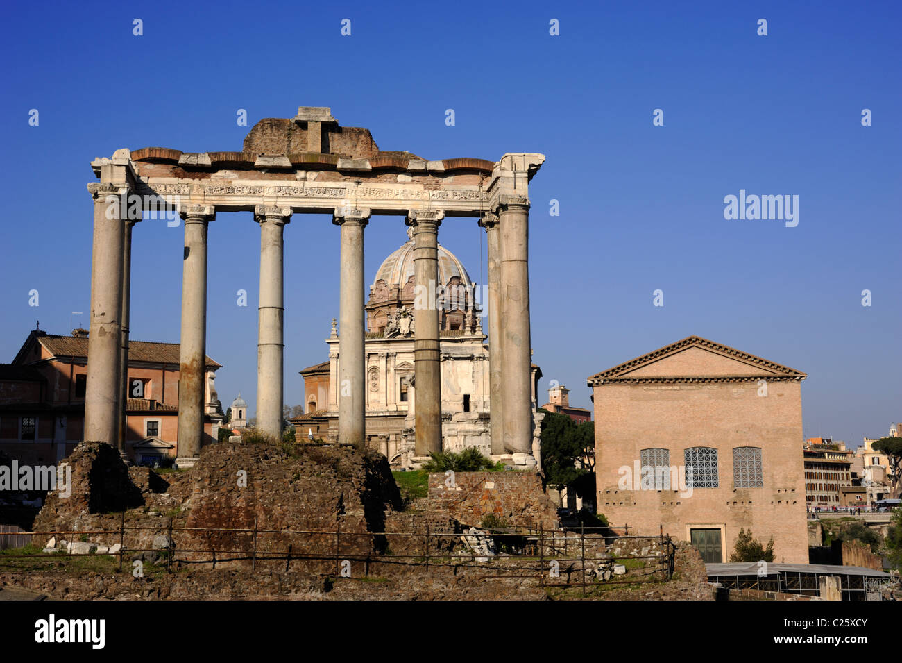 Italie, Rome, Forum romain, temple de Saturne et Curie Banque D'Images